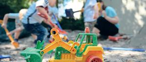 Anstrengender Job. In Potsdam müssen Kita-Erzieher immer noch zu viele Kinder auf einmal betreuen, da die Eltern ihre Schützlinge zumeist erst spät abholen können. Eine Besserung ist nicht in Sicht.