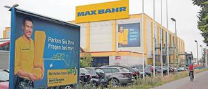 Stillstand. Die Baumarktkette ist 2013 pleite gegangen, kurz danach wurde auch die Filiale in der Teltower Oderstraße geräumt. Einen Nachmieter gibt es immer noch nicht.