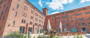 Zeitreise. In der alten Ölmühle von Salomon Herz sind heute ein Hotel, ein Tauchturm und eine Kletteranlage untergebracht. Auch der Nähmaschinen-Hersteller Karl Singer prägte Wittenberge (u.r.).