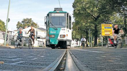 Unterwegs. Potsdams Trams und Busse sollen auch künftig unter der Regie des kommunalen Verkehrsbetriebs fahren. Der ist zwar defizitär, bietet aber auch sozial gestaffelte Fahrpreise an. In der wachsenden Stadt müssen in den kommenden Jahren mehr Fahrgäste befördert werden.
