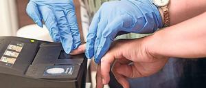 Erfasst. Auch die Fingerabdrücke werden in dem neuen Zentrum genommen.