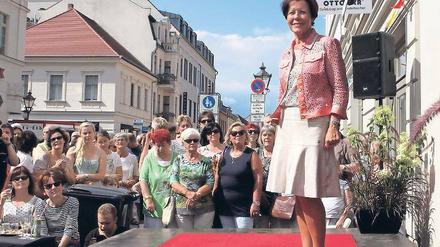 Emotionaler Abschied. Karin Genrich war sichtlich gerührt bei ihrer letzten Modenschau zur Erlebnisnacht. Nach 30 Jahren übergibt sie ihr Geschäft nun weiter.
