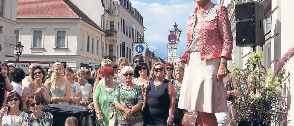 Emotionaler Abschied. Karin Genrich war sichtlich gerührt bei ihrer letzten Modenschau zur Erlebnisnacht. Nach 30 Jahren übergibt sie ihr Geschäft nun weiter.