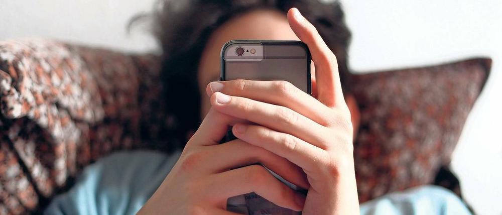 Augen auf, Handy an. Potsdamer Forscher erhoffen sich aus den Tweets im Online-Netzwerk Twitter Daten zu Aufwachzeiten der Nutzer.