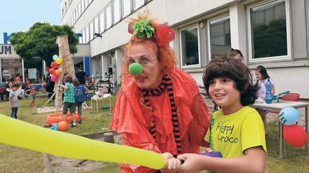 Bunte Begrüßung. Ein Clown empfing die Kinder auf dem Sommerfest.
