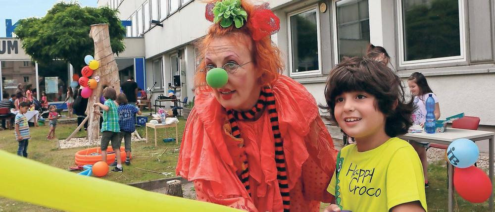 Bunte Begrüßung. Ein Clown empfing die Kinder auf dem Sommerfest.