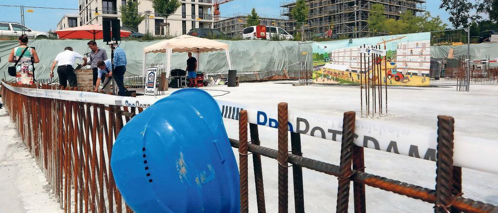 Waldig. Die künftigen Bewohner der zwei geplanten Wohnblocks sollen kurze Wege zum Spazierengehen haben – der Volkspark Potsdam liegt vor ihrer Tür.