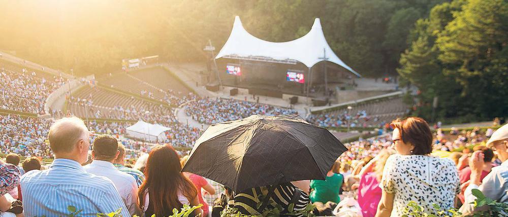 Beste Lage. Die Waldbühne ist wegen ihrer besonderen Atmosphäre beliebt. Picknick mit mitgebrachten Getränken ist hier aber schon lange nicht mehr möglich.