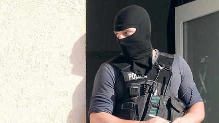 Zu wenig. Obwohl eine Kommission für Brandenburg mehr als 9 400 Polizeistellen für nötig hält, soll die Zahl im Land nur auf 8 200 aufgestockt werden. Dafür wurden die Einsatzkommandos besser ausgestattet.