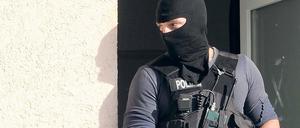 Zu wenig. Obwohl eine Kommission für Brandenburg mehr als 9 400 Polizeistellen für nötig hält, soll die Zahl im Land nur auf 8 200 aufgestockt werden. Dafür wurden die Einsatzkommandos besser ausgestattet.