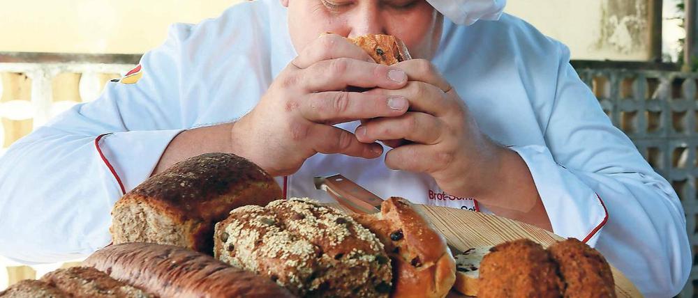 Strikte Reihenfolge. Zuerst wird das Brot nur betrachtet, erst dann kommt der Geruchs- und schließlich der Geschmackstest. Holger Schüren muss es wissen, schließlich ist er einer der wenigen Brotsommeliers Deutschlands.