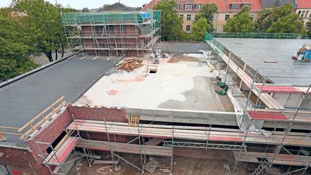 Verhüllt. Das alte Depot der Stadtreinigung wird saniert, rechts ist der neue Anbau für den Biomarkt zu sehen.
