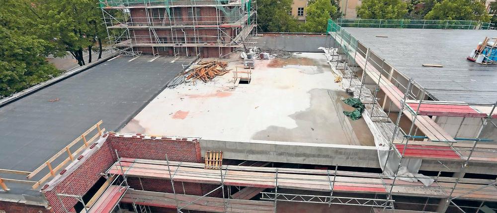 Verhüllt. Das alte Depot der Stadtreinigung wird saniert, rechts ist der neue Anbau für den Biomarkt zu sehen.