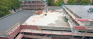 Verhüllt. Das alte Depot der Stadtreinigung wird saniert, rechts ist der neue Anbau für den Biomarkt zu sehen.