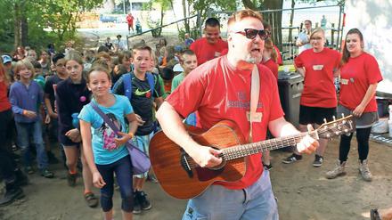 Einzug in die „Stadt der Kinder“. Zum Startschuss am Montagmorgen wurden die Teilnehmer musikalisch begrüßt.