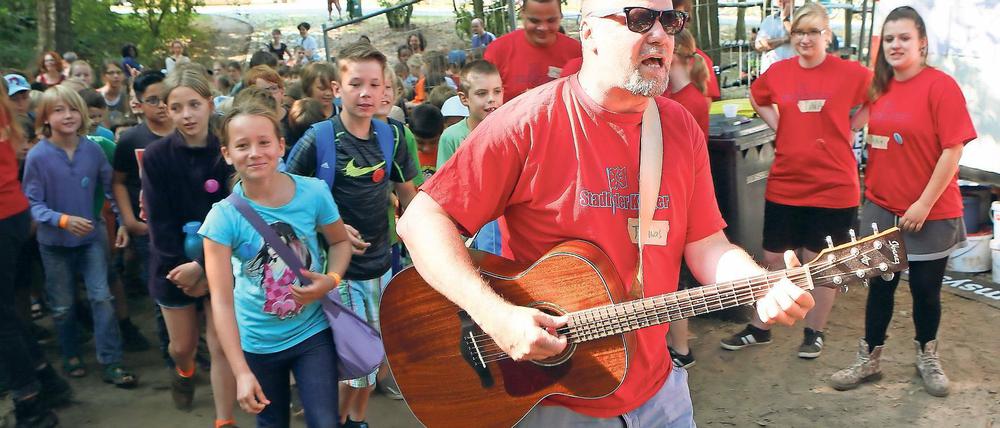 Einzug in die „Stadt der Kinder“. Zum Startschuss am Montagmorgen wurden die Teilnehmer musikalisch begrüßt.