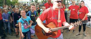 Einzug in die „Stadt der Kinder“. Zum Startschuss am Montagmorgen wurden die Teilnehmer musikalisch begrüßt.