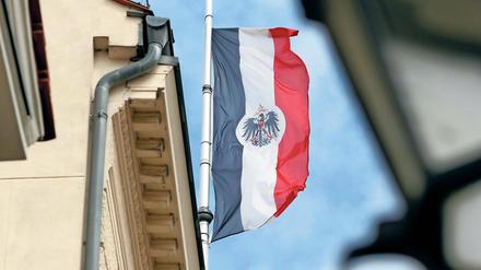 Stein des Anstoßes. Seit Jahren schon weht auf einem Haus in der Gutenbergstraße 90 eine Flagge, die an die Reichsdienstflagge des Kaiserreiches erinnert.