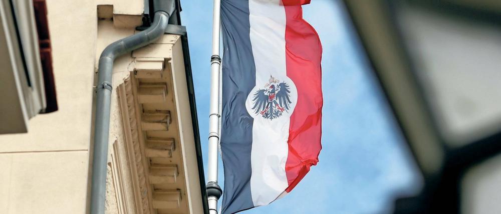 Stein des Anstoßes. Seit Jahren schon weht auf einem Haus in der Gutenbergstraße 90 eine Flagge, die an die Reichsdienstflagge des Kaiserreiches erinnert.