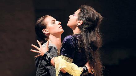 Entflammt. Clara Corinna Scheurle (Ruggiero), Lisa Algozzini (Alcina).