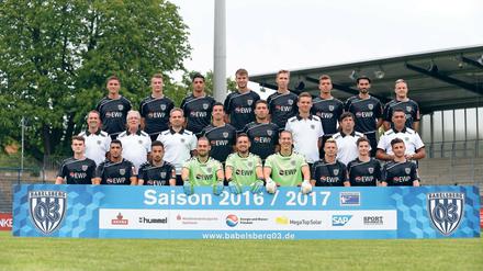 Sie sollen’s richten. 20 Spieler zählt der Kader des SV Babelsberg 03 zum Saisonstart (auf dem Foto fehlt Merphi Kwatu). Ein bis zwei Verstärkungen werden noch gesucht, ansonsten ist es jene Mischung aus erfahrenen und vielen jungen Spielern, mit denen der Regionalligist den nächsten Schritt wagen will.