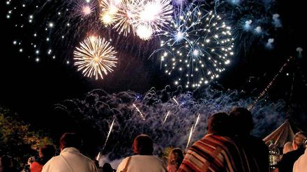 Im Gleichklang. Die vier Teilnehmer der 15. Feuerwerkersinfonie müssen im Volkspark Musik und Feuerwerk so synchron wie möglich präsentieren. Die Variationen reichen von Klassik über Pop-Rock bis hin zu Trancemusik.
