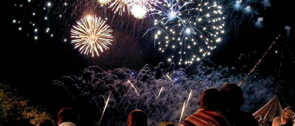 Im Gleichklang. Die vier Teilnehmer der 15. Feuerwerkersinfonie müssen im Volkspark Musik und Feuerwerk so synchron wie möglich präsentieren. Die Variationen reichen von Klassik über Pop-Rock bis hin zu Trancemusik.