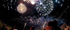 Im Gleichklang. Die vier Teilnehmer der 15. Feuerwerkersinfonie müssen im Volkspark Musik und Feuerwerk so synchron wie möglich präsentieren. Die Variationen reichen von Klassik über Pop-Rock bis hin zu Trancemusik.