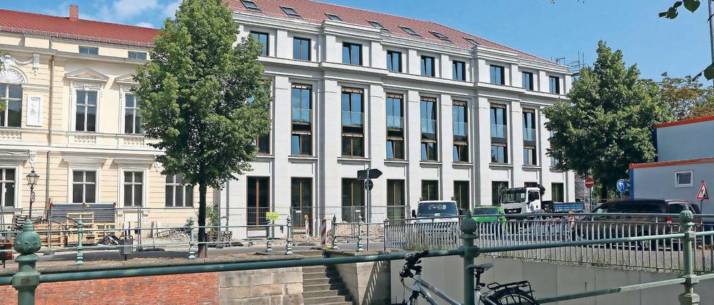 Grau statt Gelb. Zumindest auf einer Seite ist der Neubau der Alten Post bereits fertig. Die unterschiedliche Fassadenfarbe ist im Vergleich zu den benachbarten Gebäuden (l.) dabei deutlich zu erkennen. Die Berliner Volksbank will aber nicht mehr daran rühren.