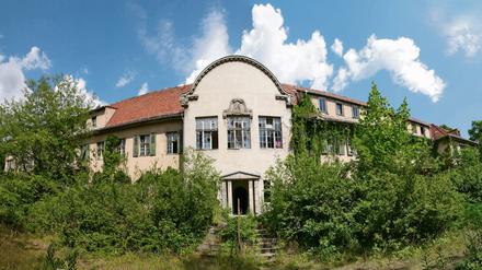 Die verfallene Hautklinik am Güterfelder Eck.