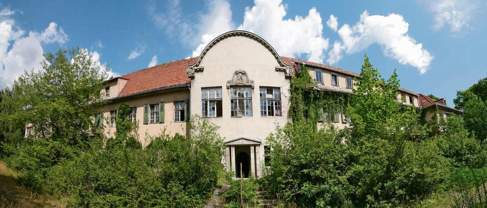 Die verfallene Hautklinik am Güterfelder Eck.