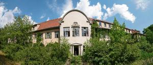 Die verfallene Hautklinik am Güterfelder Eck.