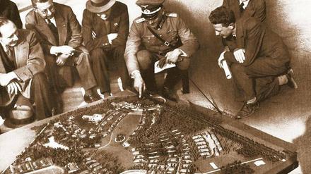 „Metapher für die Mechanismen dieser Diktatur“. Die Nationalsozialisten ließen Wolfgang Fürstner (in Uniform) fallen, als seine jüdischen Wurzeln bekannt wurden.