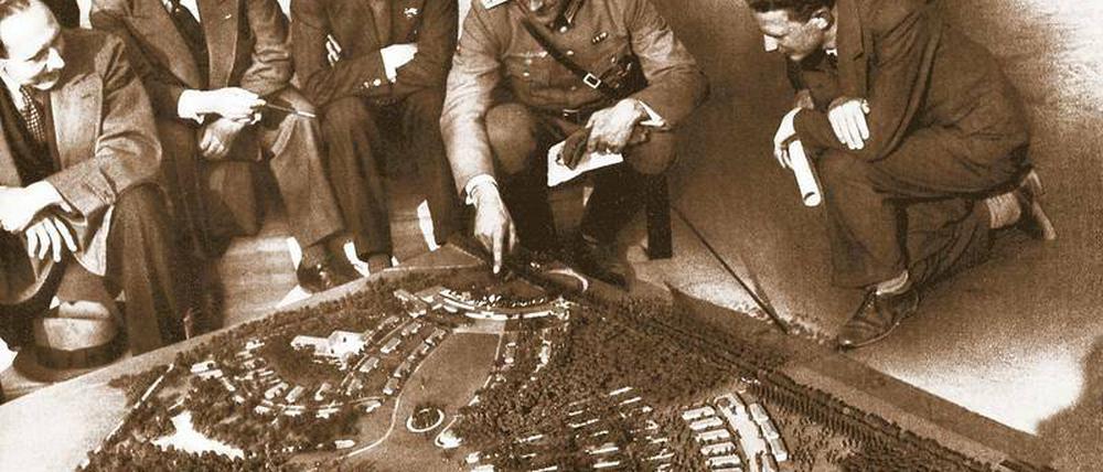 „Metapher für die Mechanismen dieser Diktatur“. Die Nationalsozialisten ließen Wolfgang Fürstner (in Uniform) fallen, als seine jüdischen Wurzeln bekannt wurden.