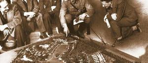 „Metapher für die Mechanismen dieser Diktatur“. Die Nationalsozialisten ließen Wolfgang Fürstner (in Uniform) fallen, als seine jüdischen Wurzeln bekannt wurden.