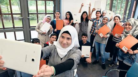 Selfie-Queen. Ruba ist die "Medienexpertin“ unter den „Willis“, wie Lehrerin Richter sie nennt – und natürlich versäumte sie es nicht, gleich ein Bild von der Zeugnisübergabe zu machen. Die 17-Jährige ist ohne ihre Eltern aus Syrien nach Deutschland geflohen.