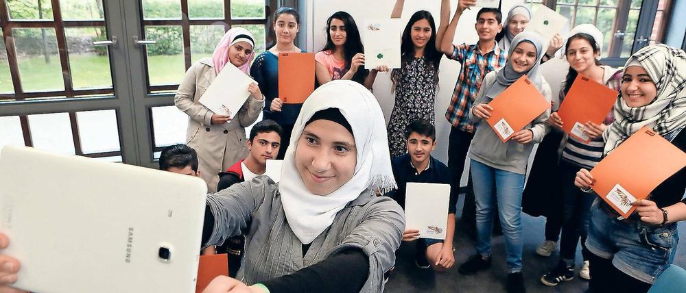 Selfie-Queen. Ruba ist die "Medienexpertin“ unter den „Willis“, wie Lehrerin Richter sie nennt – und natürlich versäumte sie es nicht, gleich ein Bild von der Zeugnisübergabe zu machen. Die 17-Jährige ist ohne ihre Eltern aus Syrien nach Deutschland geflohen.
