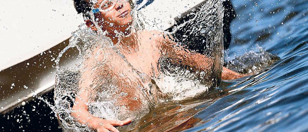 Kühles Nass. Pünktlich zum Ferienbeginn kann wieder nach Herzenslust geplanscht werden. Die Gewässer sind von sehr guter Wasserqualität, die Temperaturen stimmen und es wird auch wieder sommerlich heiß. Nur vor Blaualgen sollte man sich hüten – vor allem Kinder und Allergiker sind gefährdet.