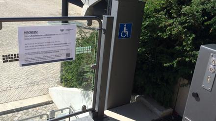 Ein Hinweisschild informiert darüber, wo es den notwendigen Spezialschlüssel für den Aufzug an der Alten Fahrt gibt.
