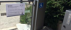 Ein Hinweisschild informiert darüber, wo es den notwendigen Spezialschlüssel für den Aufzug an der Alten Fahrt gibt.