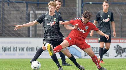 Auffallend spielfreudig zeigte sich der Babelsberger Neuzugang Emre Stang (r.) beim Blitzturnier, bei dem Alexander Bury (l.) mit Chemie Leipzig und Hertha Zehlendorf zu Gast waren.