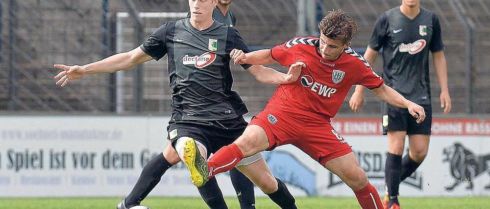 Auffallend spielfreudig zeigte sich der Babelsberger Neuzugang Emre Stang (r.) beim Blitzturnier, bei dem Alexander Bury (l.) mit Chemie Leipzig und Hertha Zehlendorf zu Gast waren.