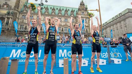 Jubel nach dem Ärger. Nach den Streitereien um die Olympia-Nominierung feierte das Mix-Team mit Jonathan Zipf, Gregor Buchholz, Hanna Philippin und Laura Lindemann (v.l.n.r.) am Sonntag in Hamburg den Gewinn der Bronzemedaille nach einem packenden Weltmeisterschaftsrennen.