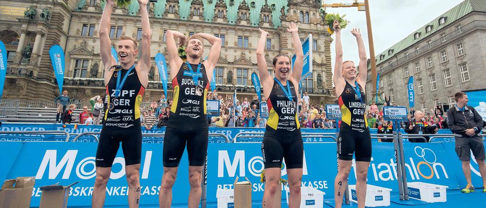 Jubel nach dem Ärger. Nach den Streitereien um die Olympia-Nominierung feierte das Mix-Team mit Jonathan Zipf, Gregor Buchholz, Hanna Philippin und Laura Lindemann (v.l.n.r.) am Sonntag in Hamburg den Gewinn der Bronzemedaille nach einem packenden Weltmeisterschaftsrennen.