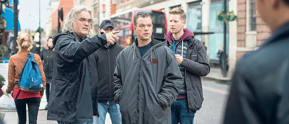 Bewährtes Team. Bereits dreimal kamen Regisseur Paul Greengrass und Matt Damon nach Berlin, um hier die Geschichte des von Gedächtnisverlust geschlagenen CIA-Killers fortzuschreiben (o.). Betreut wurden die Dreharbeiten auch diesmal von Studio Babelsberg, dem Matt Damon einige nette Dankesworte ins Gästebuch schrieb (u.l.). Auch beim gestrigen Besuch in Berlin mit Kollegin Alicia Vikander war der Schauspieler wieder voll des Lobes für die Stadt im Allgemeinen und die Babelsberger Crew im Besonderen (u.r.). „Jason Bourne“ kommt am 11. August in die deutschen Kinos.