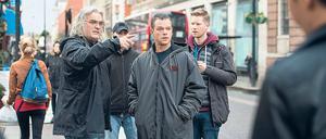 Bewährtes Team. Bereits dreimal kamen Regisseur Paul Greengrass und Matt Damon nach Berlin, um hier die Geschichte des von Gedächtnisverlust geschlagenen CIA-Killers fortzuschreiben (o.). Betreut wurden die Dreharbeiten auch diesmal von Studio Babelsberg, dem Matt Damon einige nette Dankesworte ins Gästebuch schrieb (u.l.). Auch beim gestrigen Besuch in Berlin mit Kollegin Alicia Vikander war der Schauspieler wieder voll des Lobes für die Stadt im Allgemeinen und die Babelsberger Crew im Besonderen (u.r.). „Jason Bourne“ kommt am 11. August in die deutschen Kinos.
