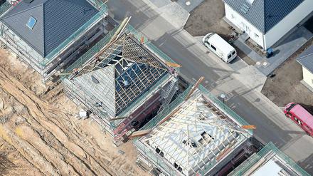 Neue Bauten. 38 Prozent der Brandenburger leben im sogenannten „Speckgürtel“, mehr als 400 000 sozialversicherungspflichtig Beschäftigte pendeln täglich über die Stadtgrenze.