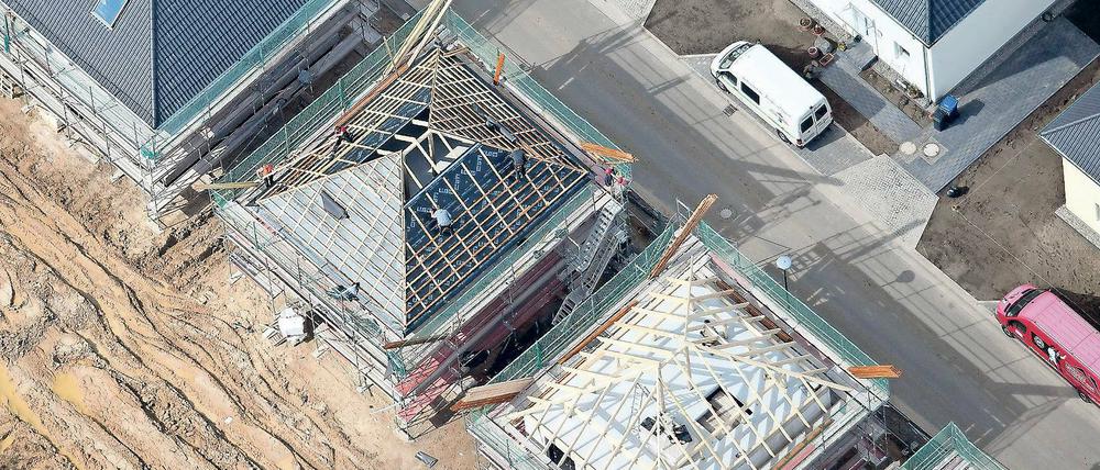 Neue Bauten. 38 Prozent der Brandenburger leben im sogenannten „Speckgürtel“, mehr als 400 000 sozialversicherungspflichtig Beschäftigte pendeln täglich über die Stadtgrenze.