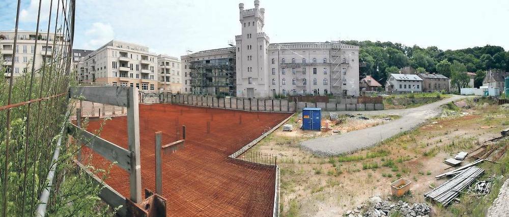 Die Problemgrube. Auf der Baustelle für die Tiefgarage ruhen die Arbeiten.