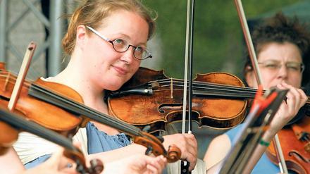 Der Bogen ist näher am Herzen. Laura Rajanen, hier bei der Fête de la Musique in Drewitz, hat sich irgendwann gegen den Golfschläger entschieden.